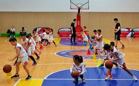 孩子为什么要早早学篮球